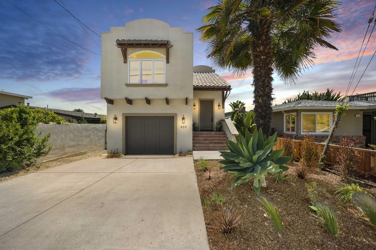 Attached, Exterior, Facade, Mediterranean