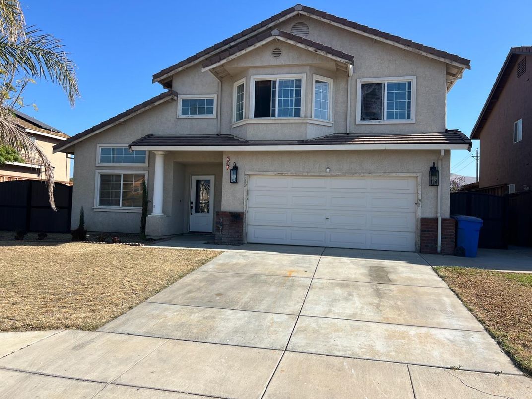 Attached, Exterior, Facade, American Craftsman