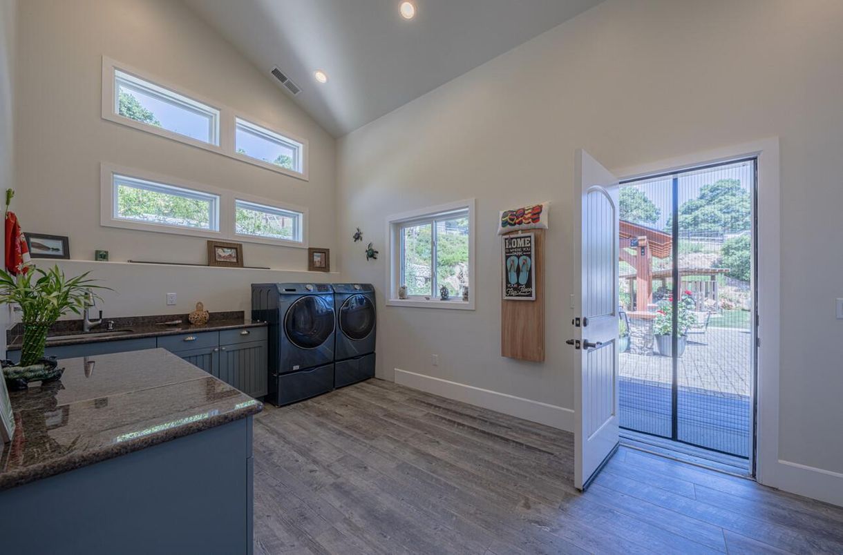Interior, Recessed Lighting, Washer, Wood Texture Flooring