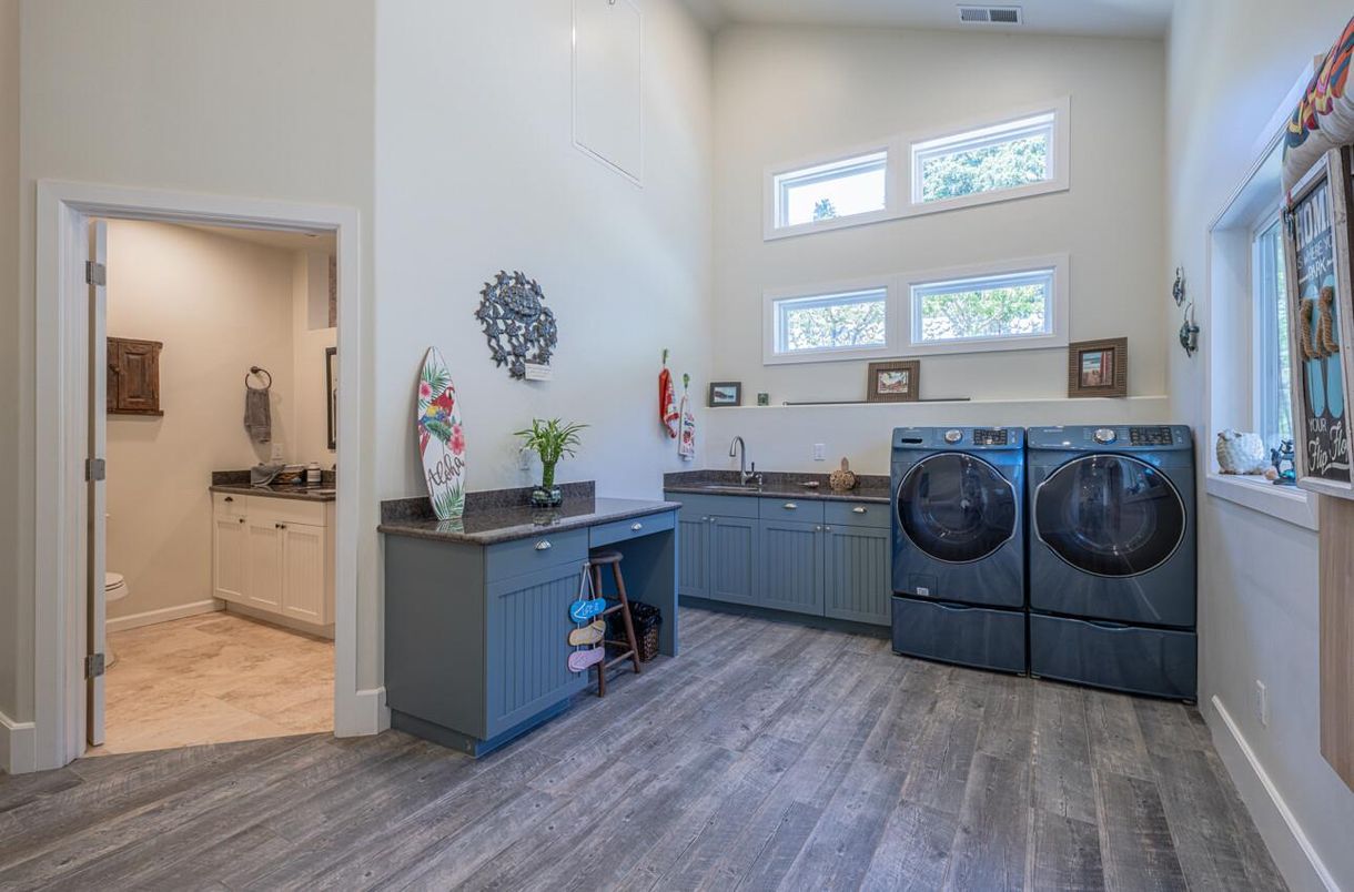 Interior, Washer, Wood Texture Flooring