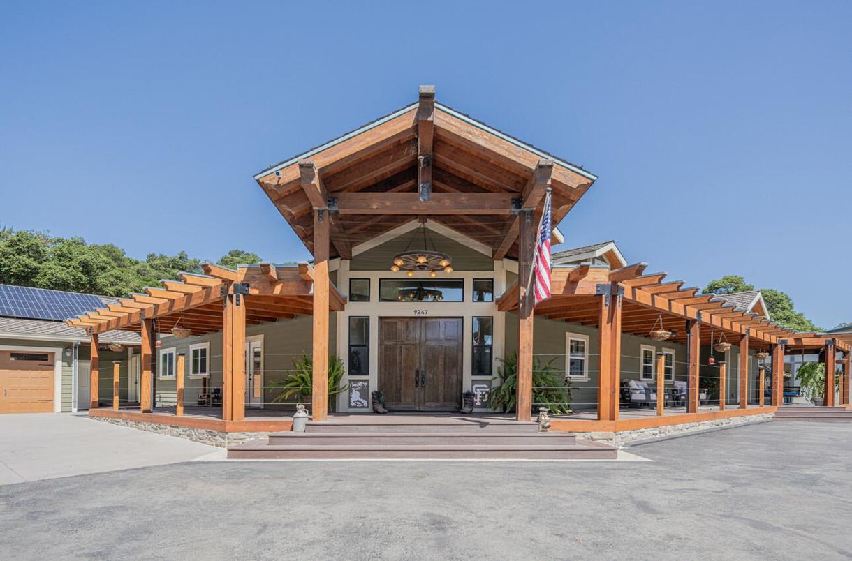 Exterior, Facade, Log Home