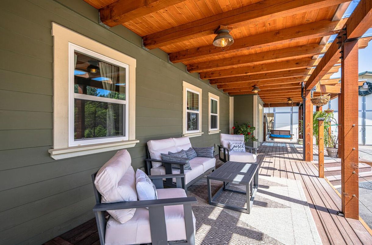 Exterior, Wooden Beams