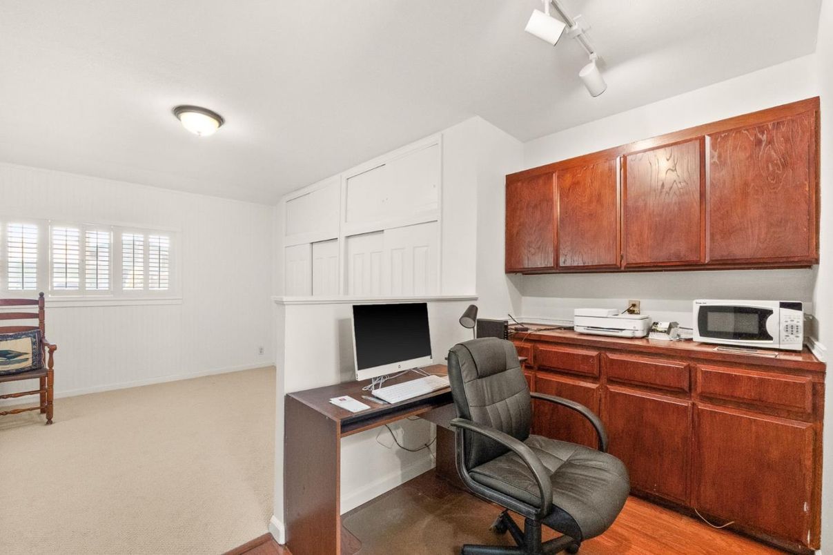 Home Office, Interior