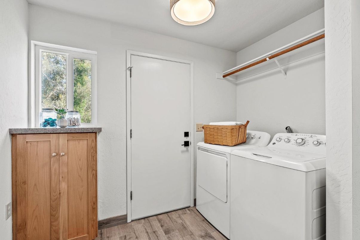 Interior, Washer, Wood Texture Flooring