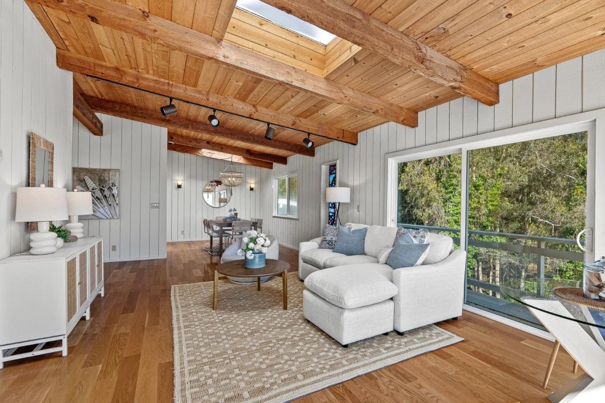 Dining room, Interior, Living room, Pendant Lights, Wooden Beams, Wooden Ceilings, Wood Texture Flooring