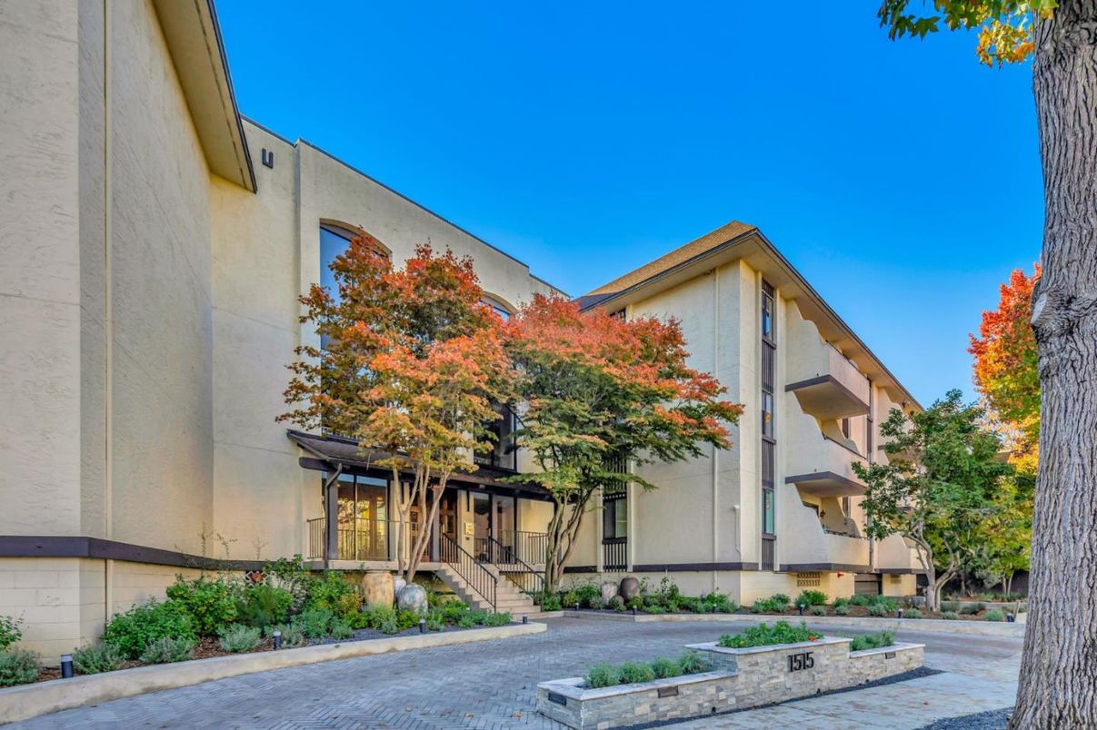 Exterior, Facade, Modern