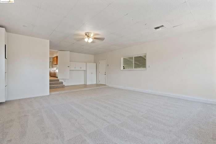 Empty room, Interior