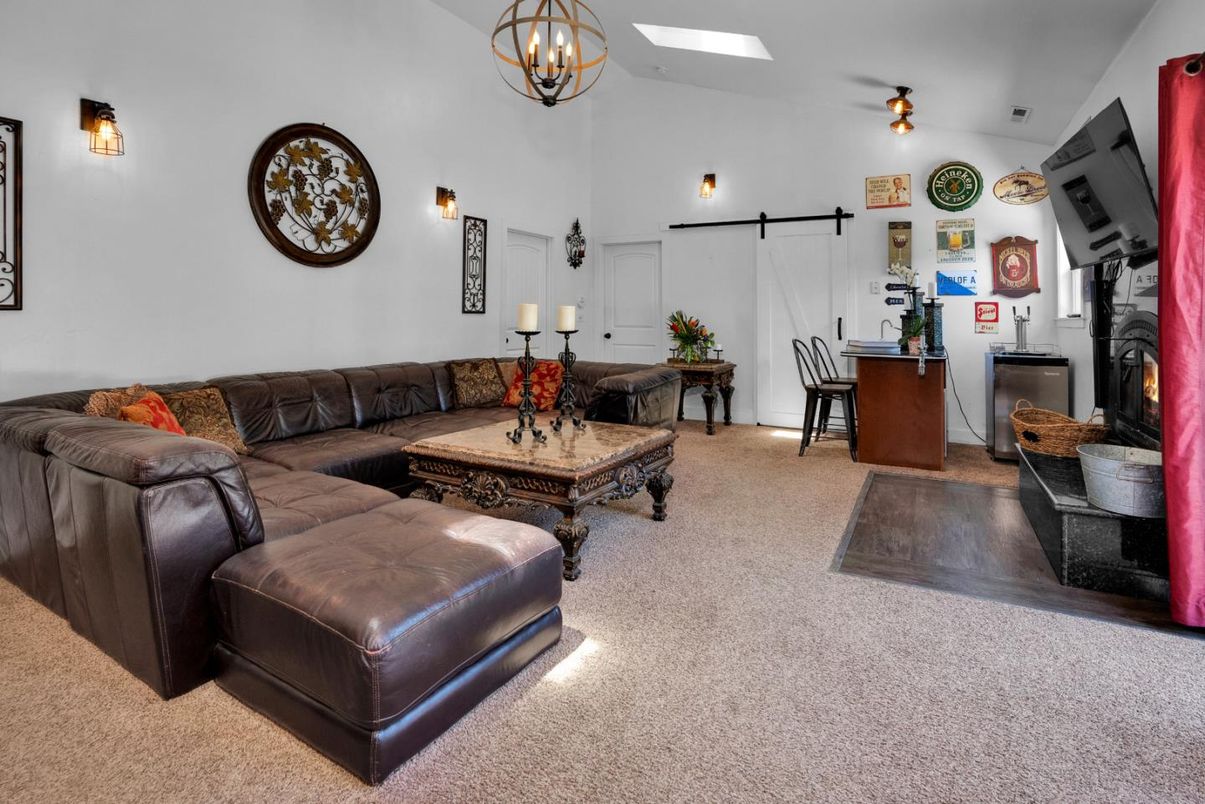 Chandelier, Interior, Living room