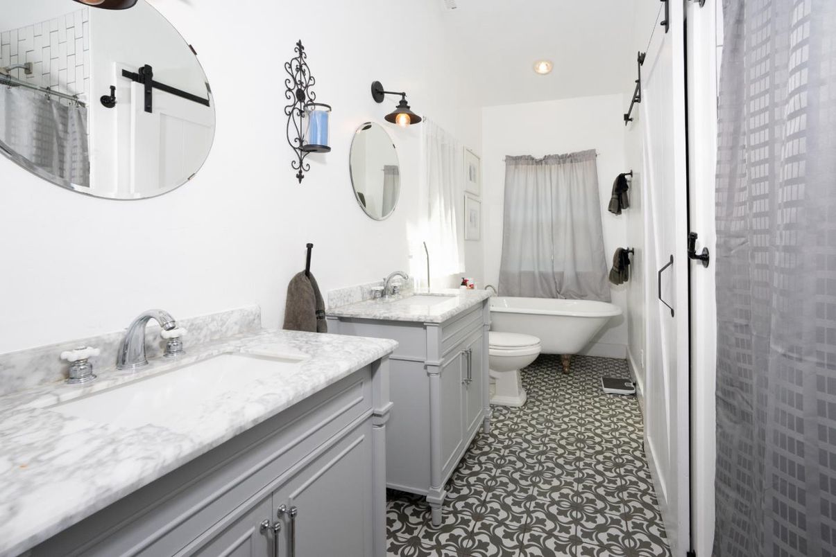 Bathroom, Dual Sink Vanities, Interior, Recessed Lighting