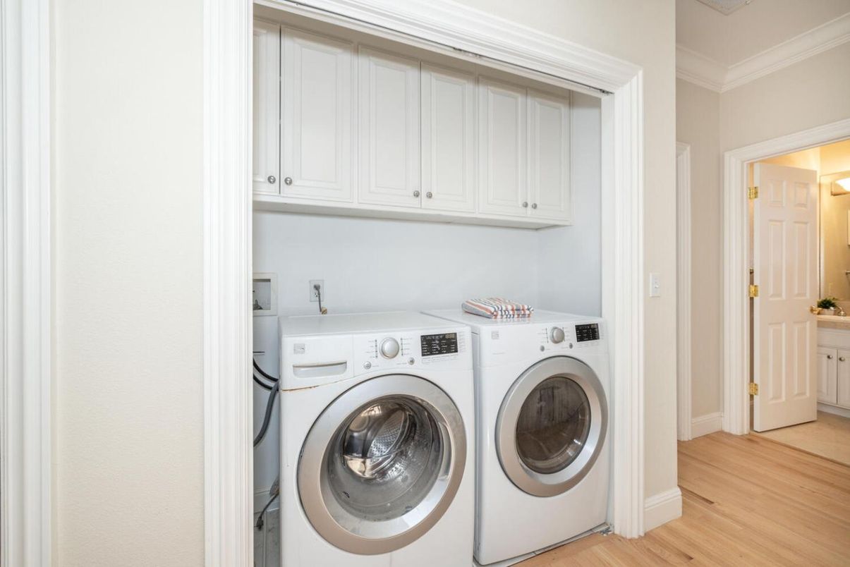 Interior, Washer, Wood Texture Flooring