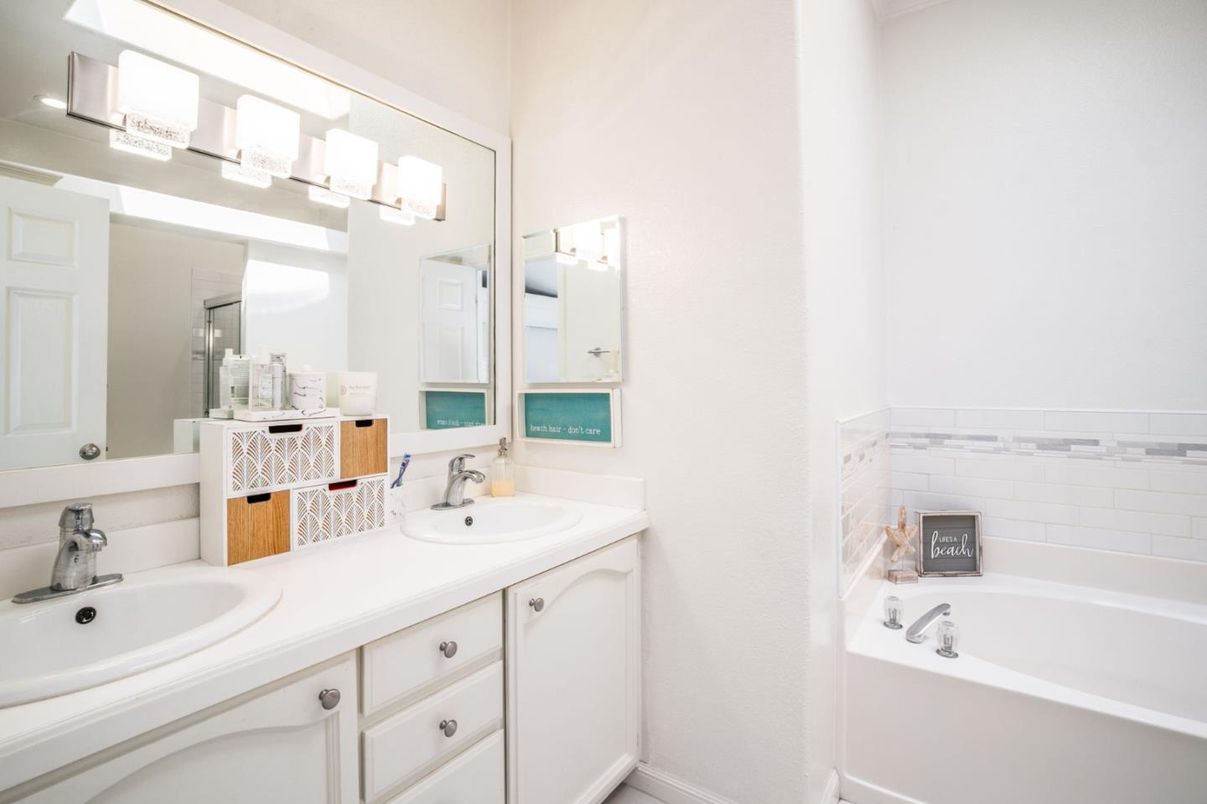 Bathroom, Dual Sink Vanities, Interior