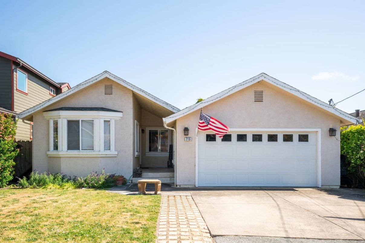 Attached, Exterior, Facade, American Craftsman