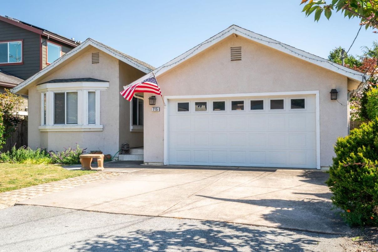 Attached, Exterior, Facade, American Craftsman