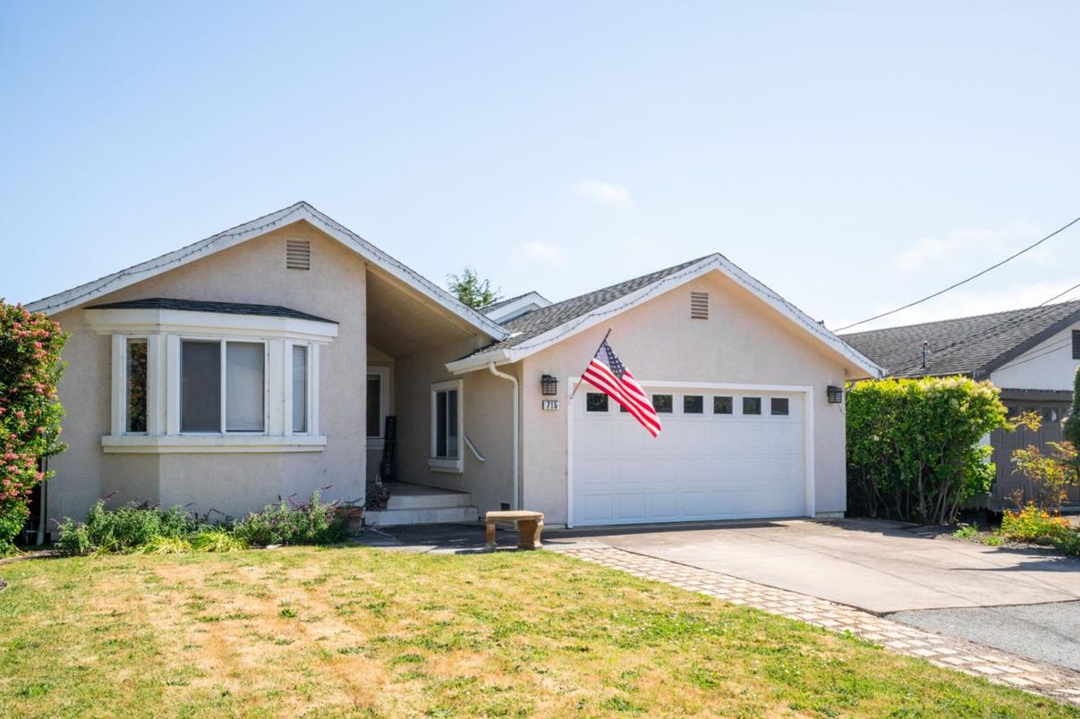 Attached, Exterior, Facade, American Craftsman