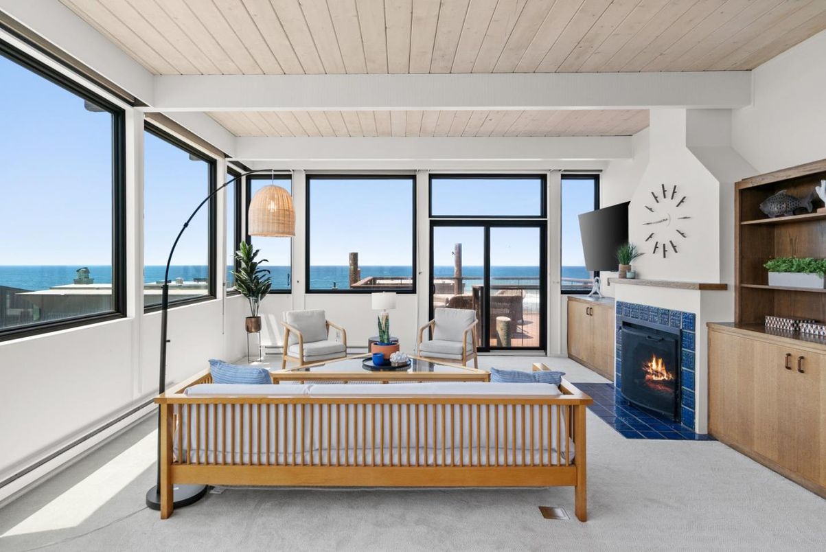 Fireplace, Interior, Living room, Water