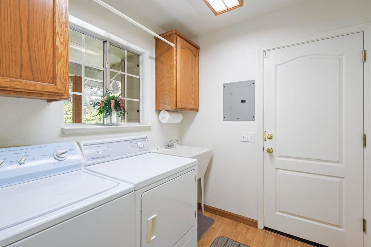 Interior, Washer, Wood Texture Flooring