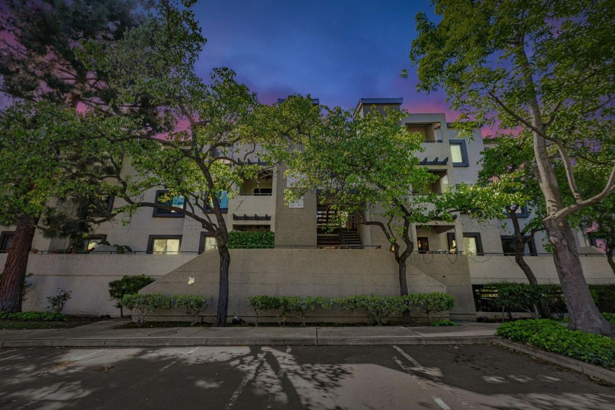 Exterior, Facade, Modern