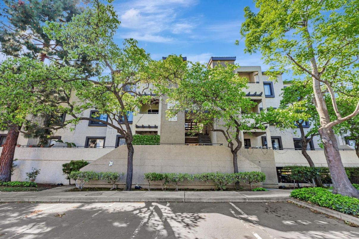 Exterior, Facade, Condo Building