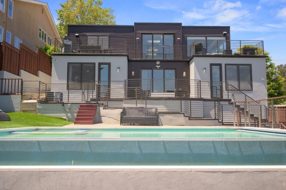 Exterior, Facade, Pool, Modern