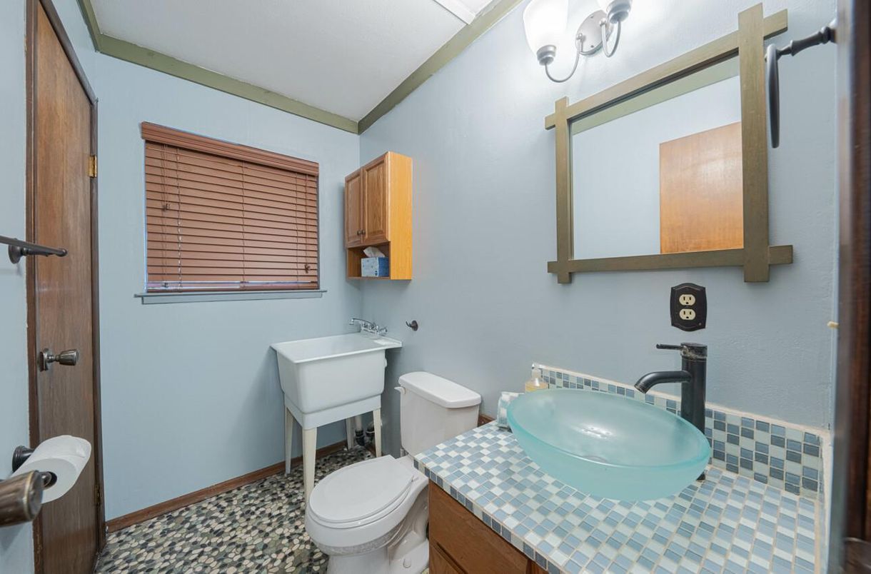 Bathroom, Interior, Tile Countertops