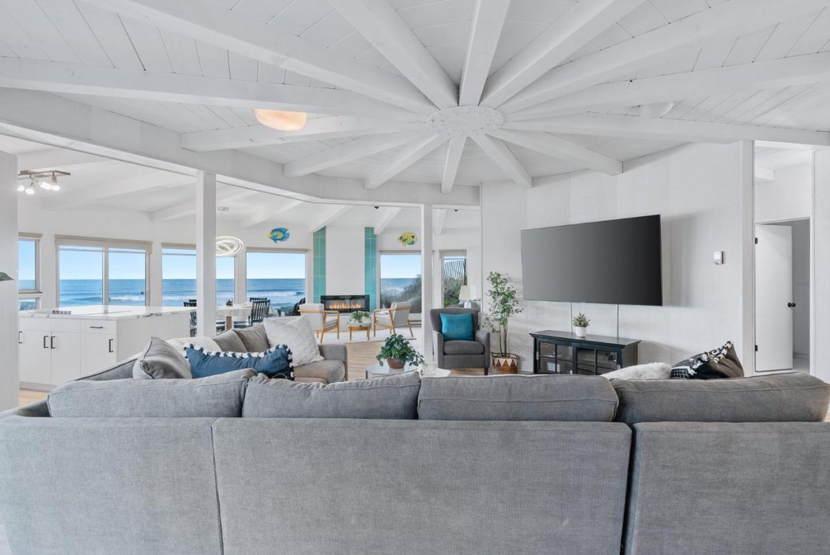 Interior, Living room, Water