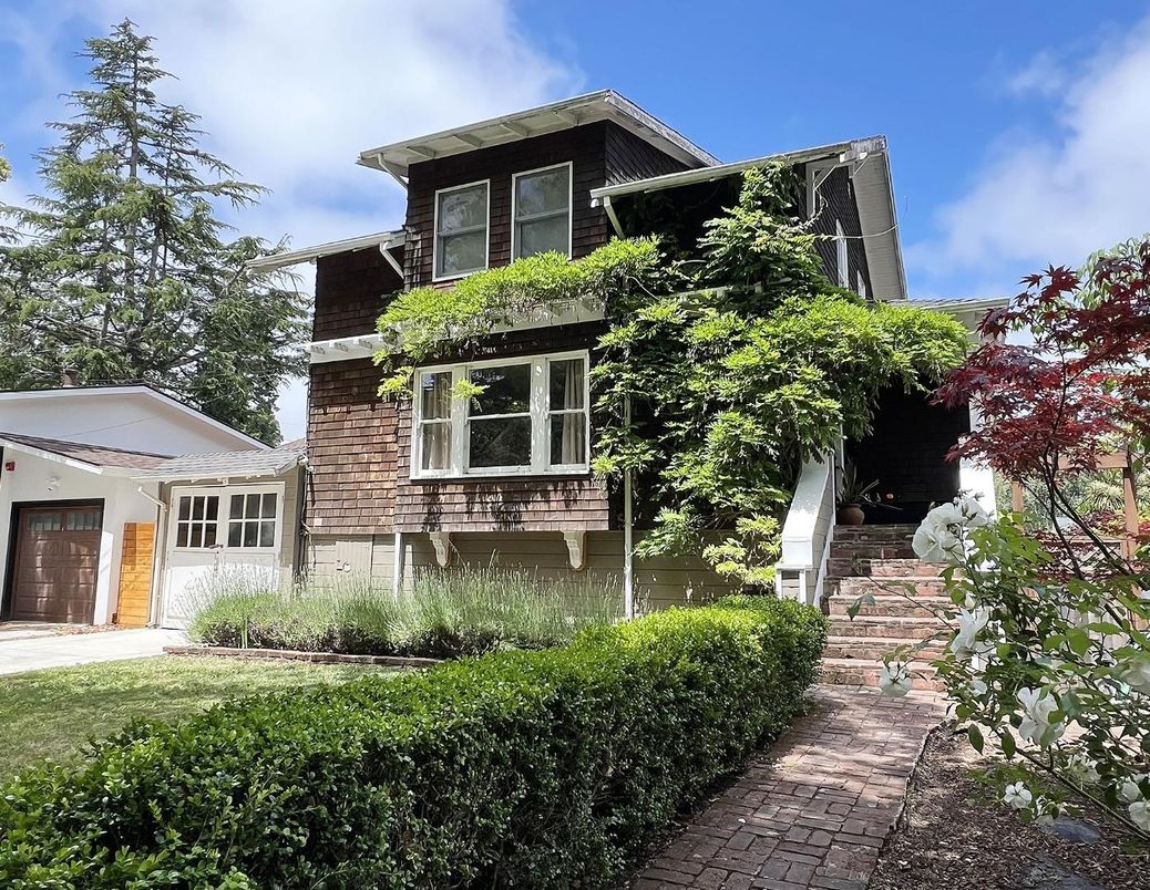 Attached, Exterior, Facade, American Craftsman