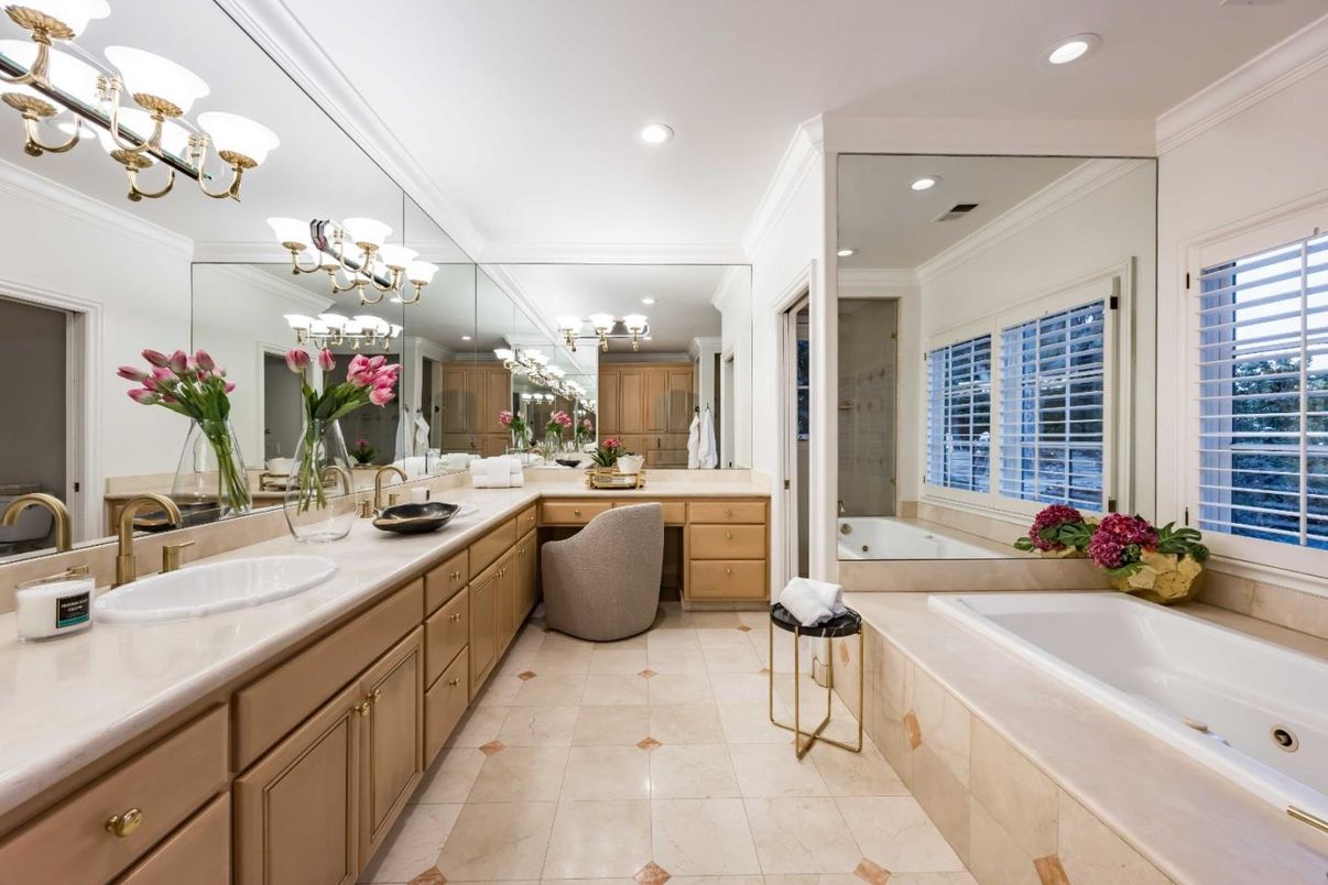 Bathroom, Dual Sink Vanities, Interior, Recessed Lighting