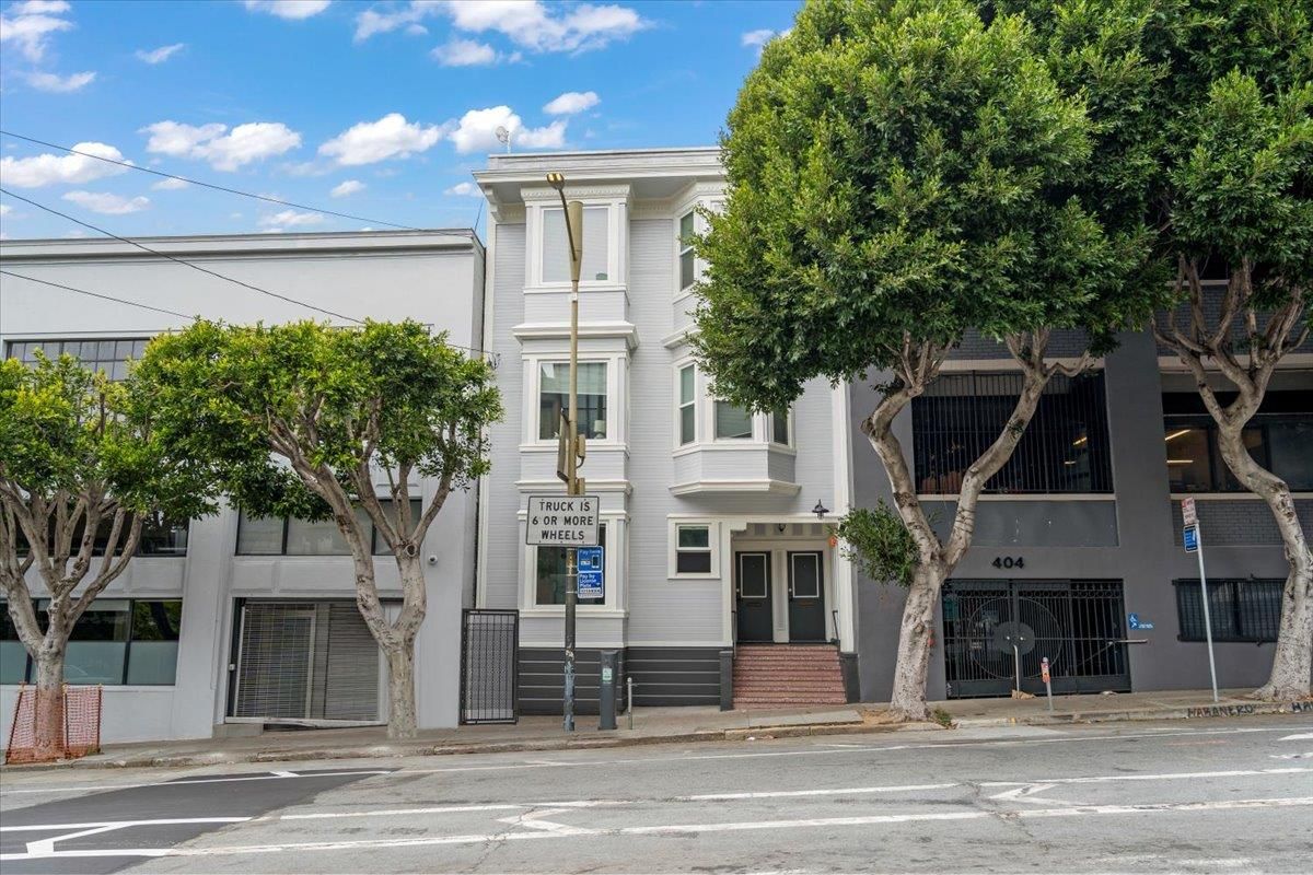 Exterior, Facade, Rowhouse