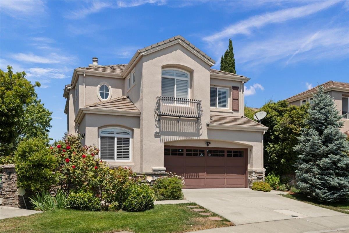 Attached, Exterior, Facade, Mediterranean