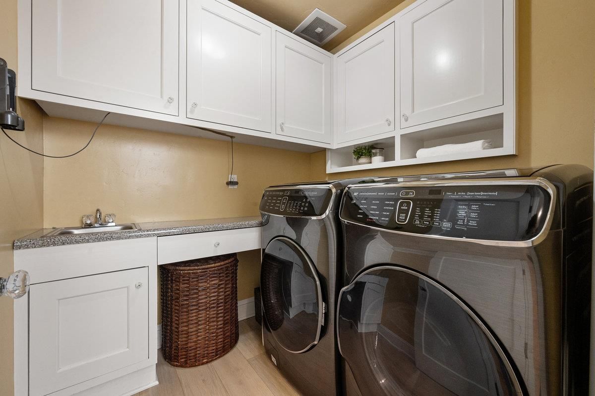 Interior, Washer, Wood Texture Flooring