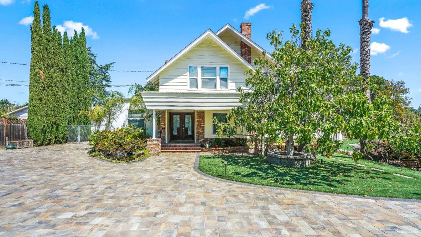 Backyard, Exterior, Facade, Queen Anne Victorian
