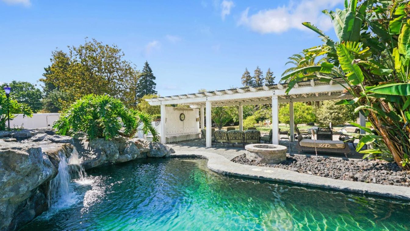 Exterior, Pool
