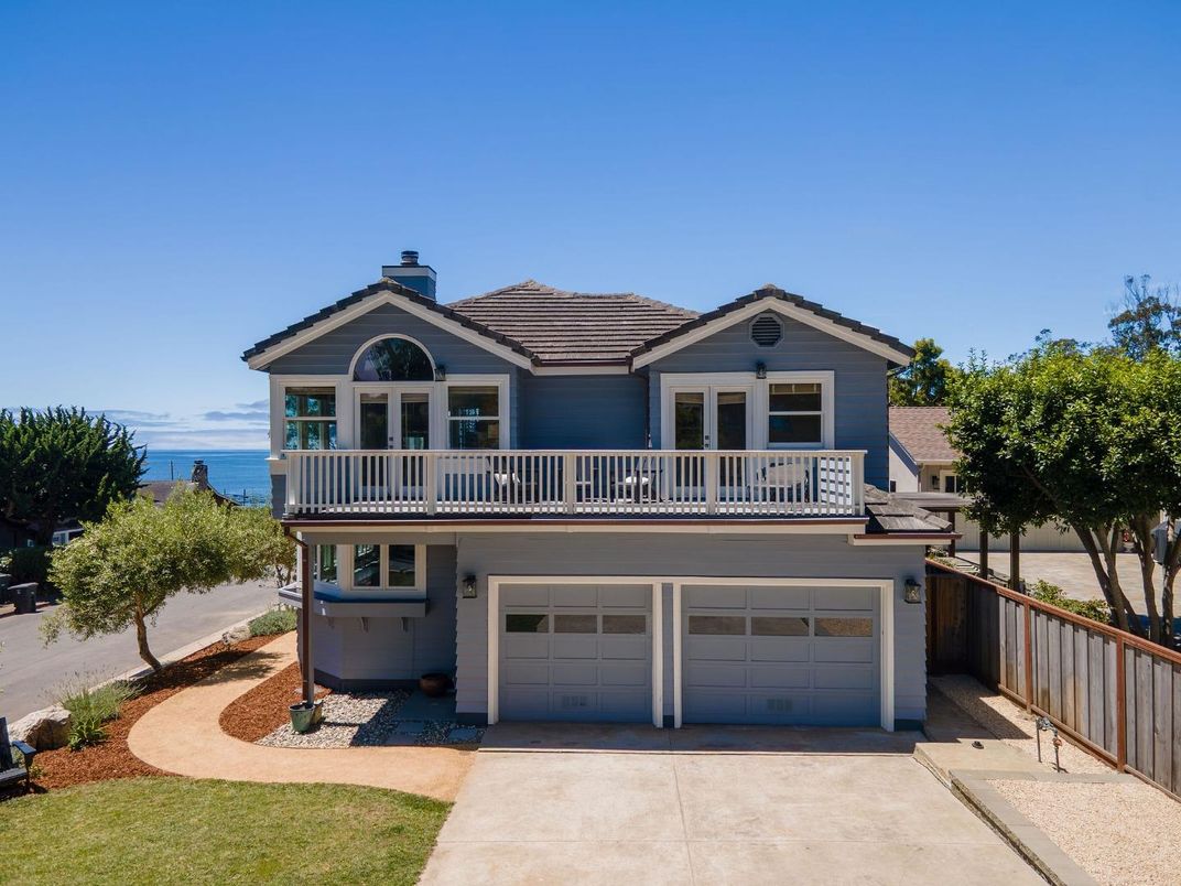 Attached, Exterior, Facade, Water, American Craftsman