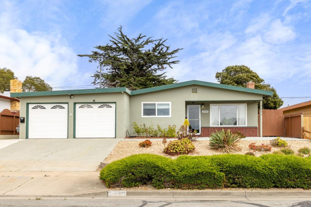 Attached, Exterior, Facade, Ranch