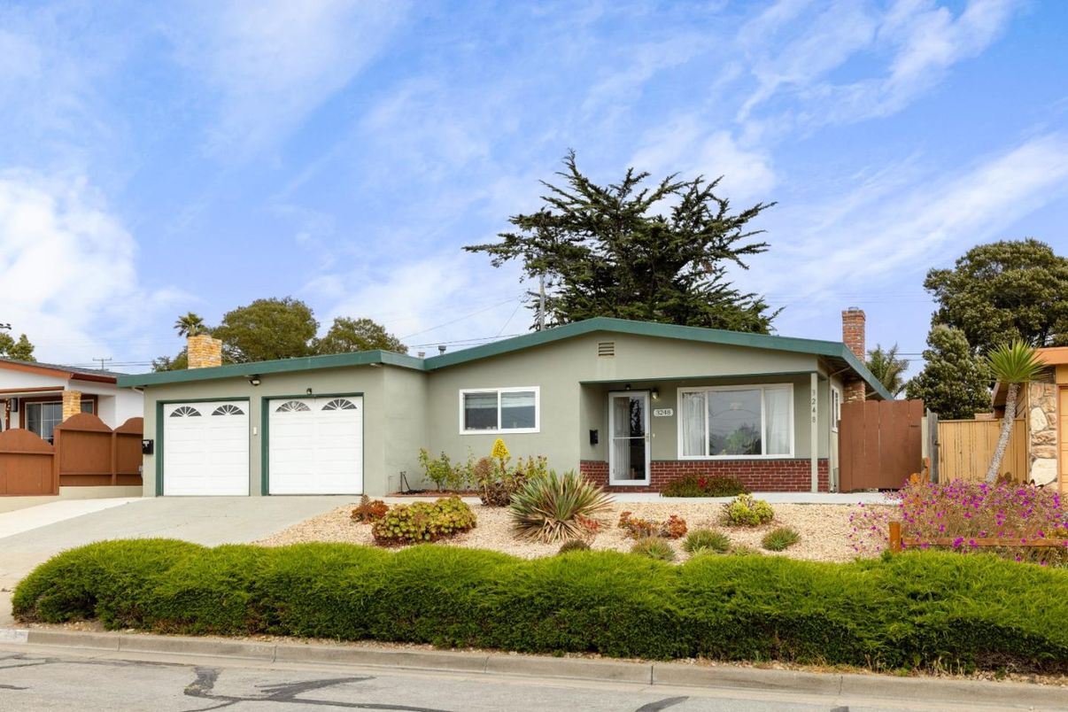 Attached, Exterior, Facade, Ranch
