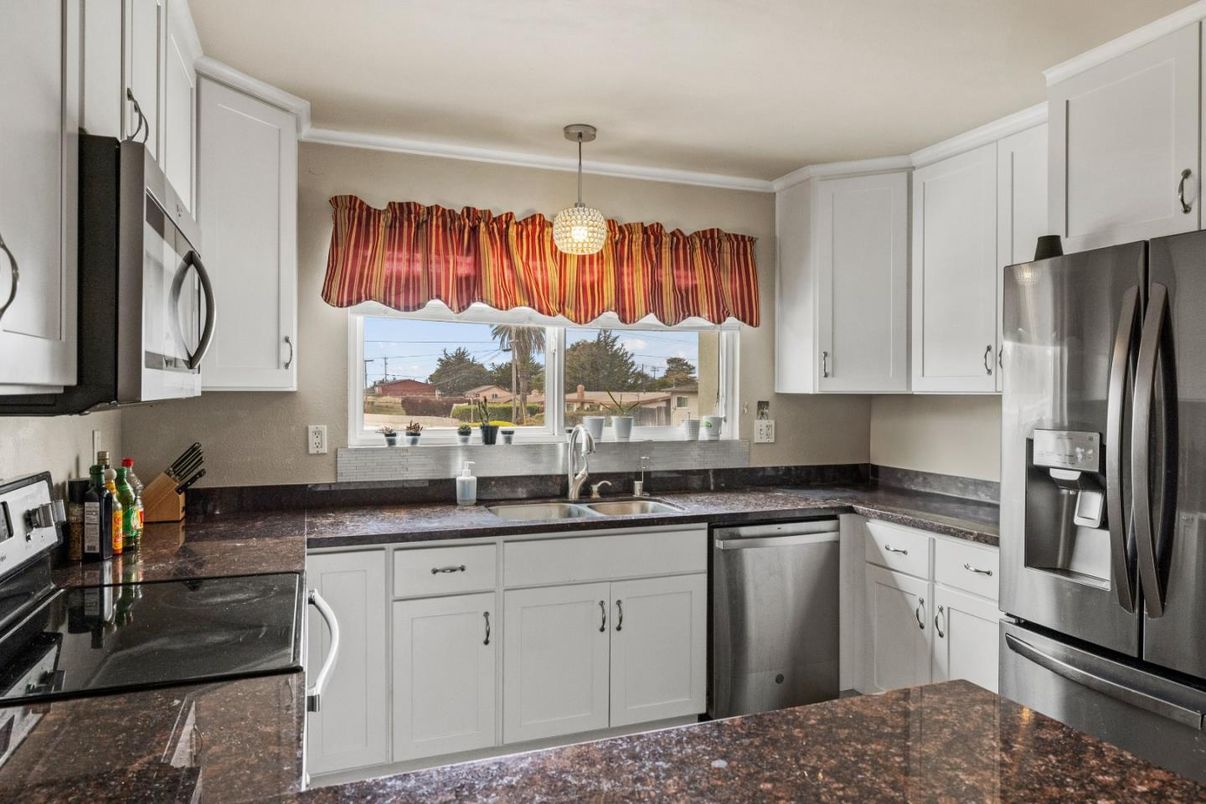 Interior, Kitchen, Pendant Lights, Stainless Steel Appliances