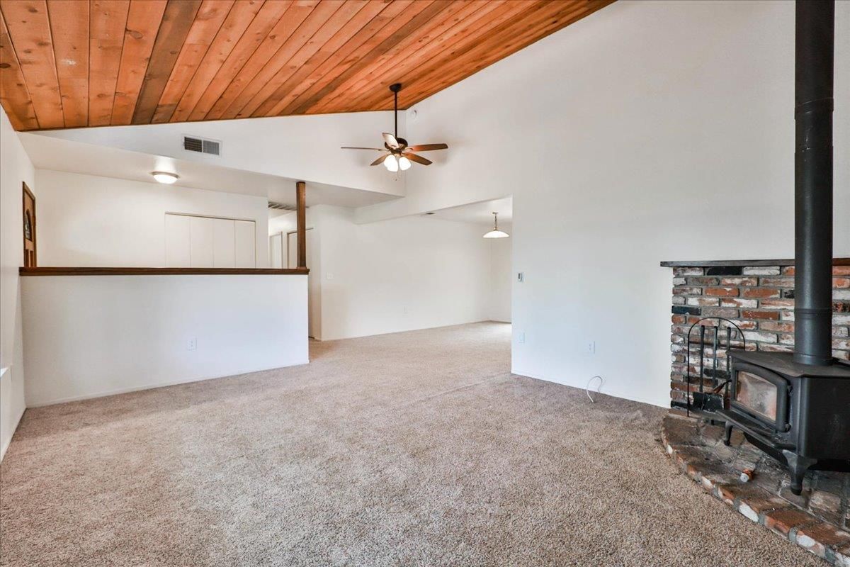 Empty room, Interior, Pendant Lights, Wooden Ceilings