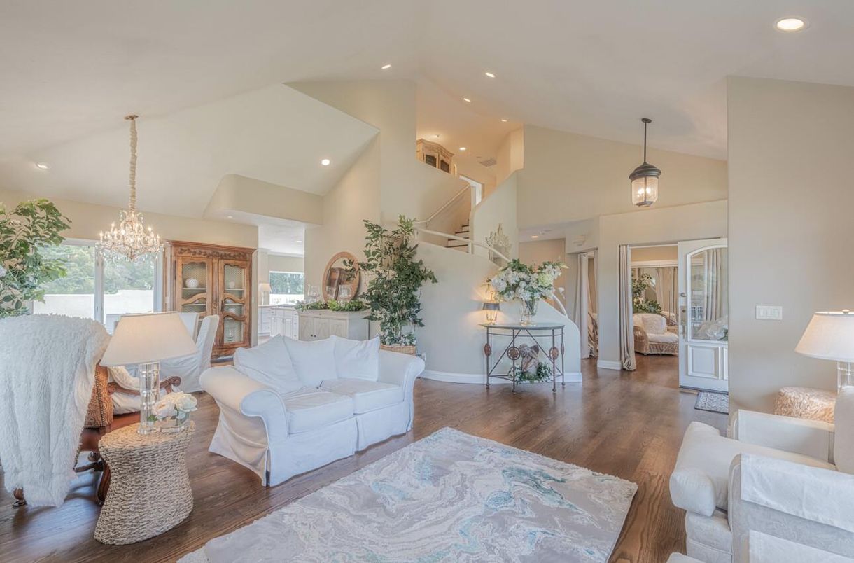 Chandelier, Dining room, Interior, Living room, Pendant Lights, Recessed Lighting, Wood Texture Flooring