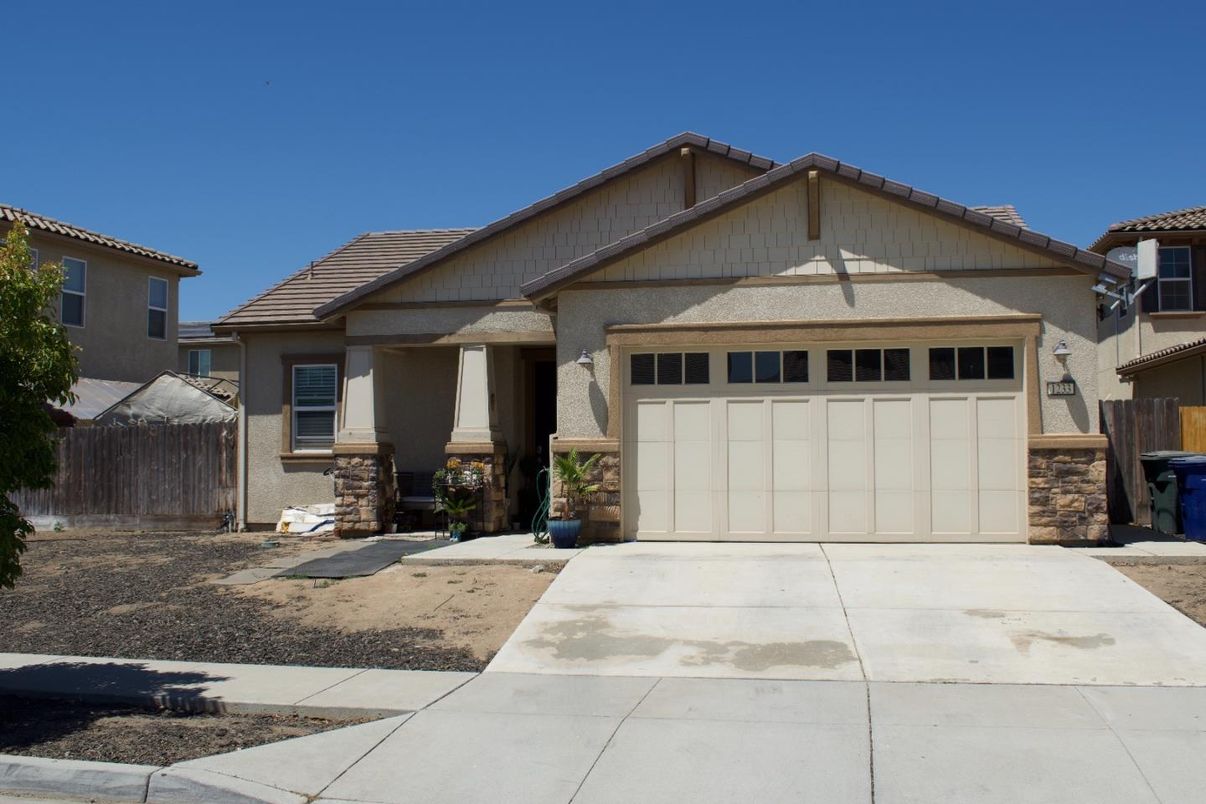 Attached, Exterior, Facade, Mediterranean