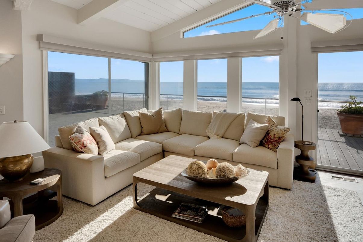 Interior, Living room, Water