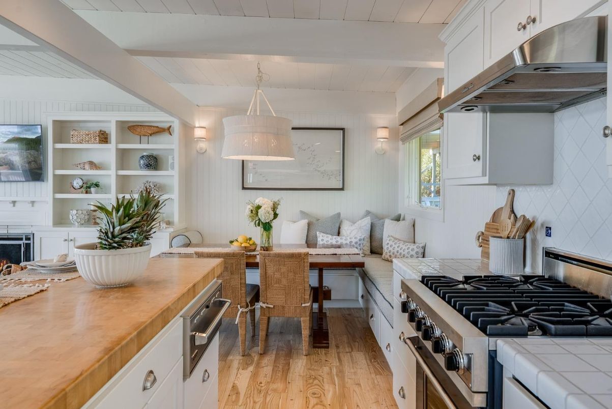 Dining room, Interior, Kitchen, Pendant Lights, Stainless Steel Appliances, Tile Countertops, Wood Texture Flooring