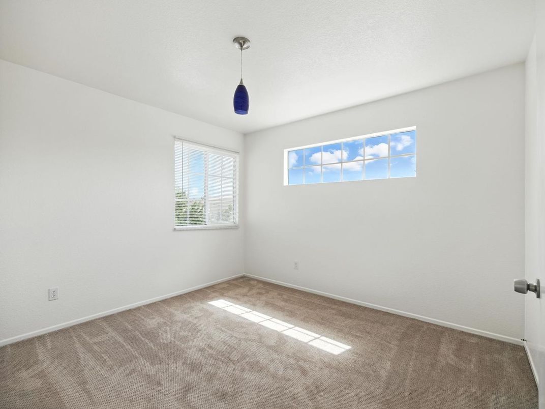 Empty room, Interior, Pendant Lights