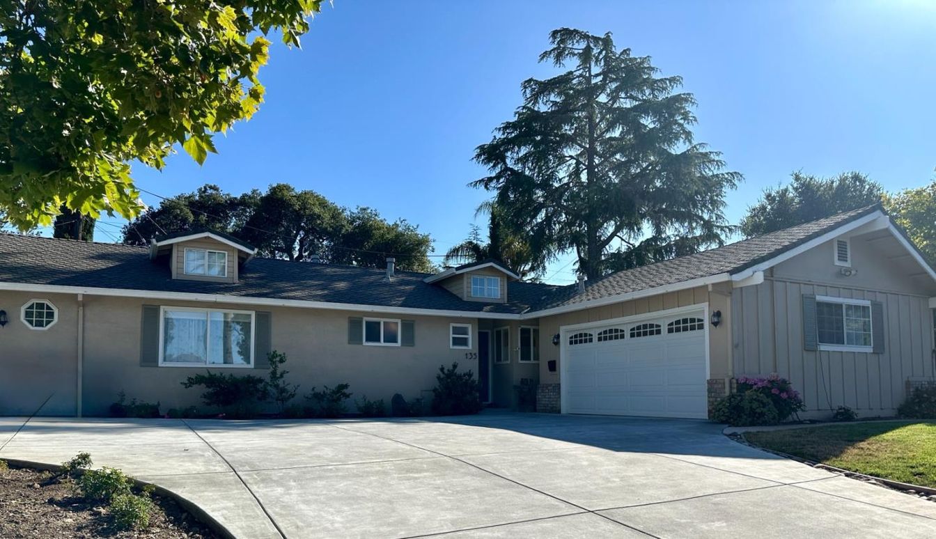 Attached, Exterior, Facade, Ranch