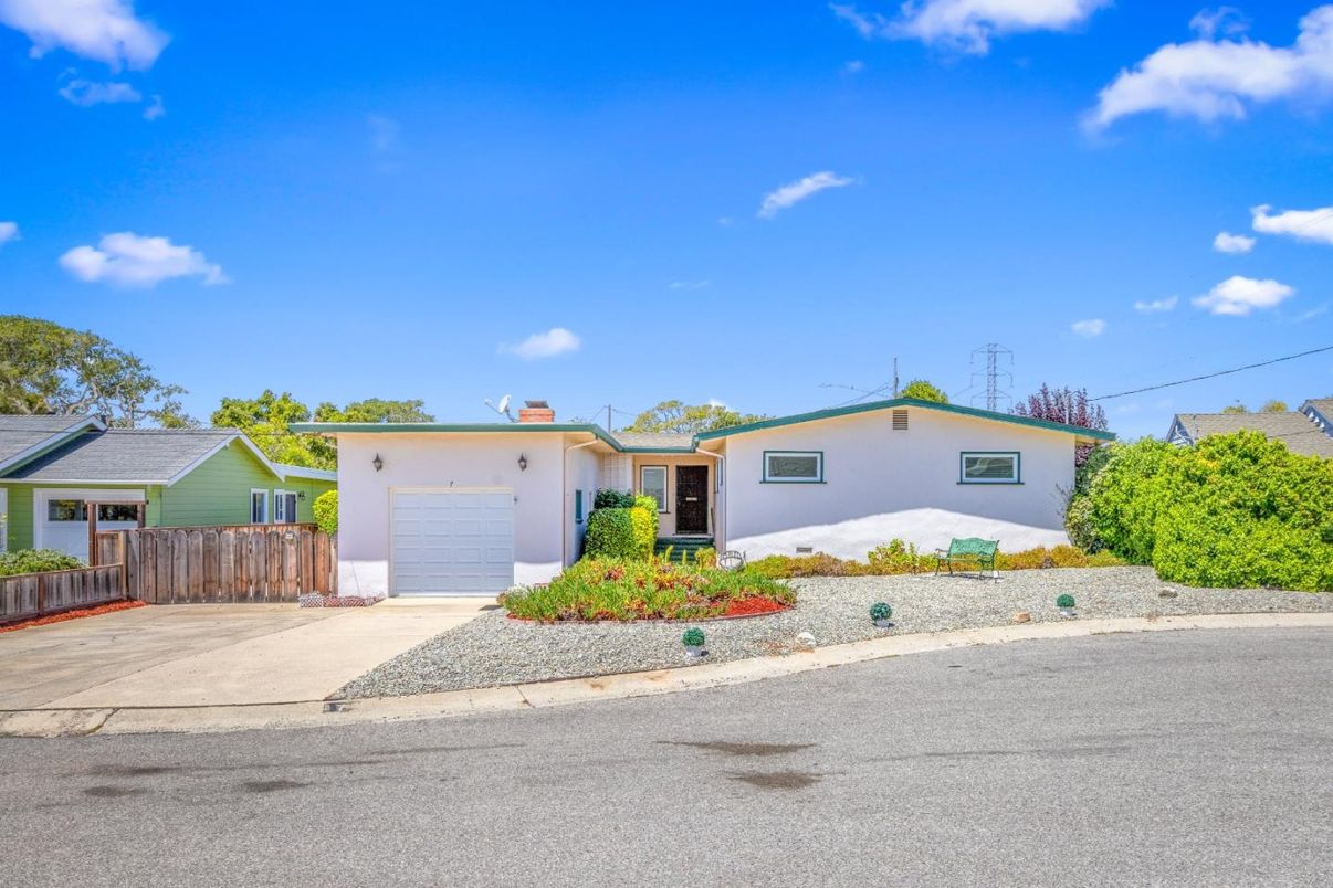 Attached, Exterior, Facade, Ranch