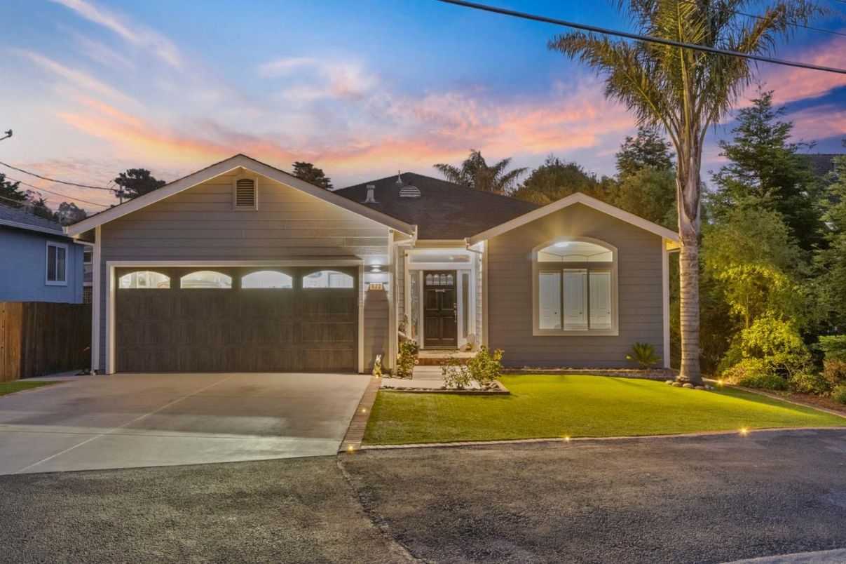 Attached, Exterior, Facade, Ranch