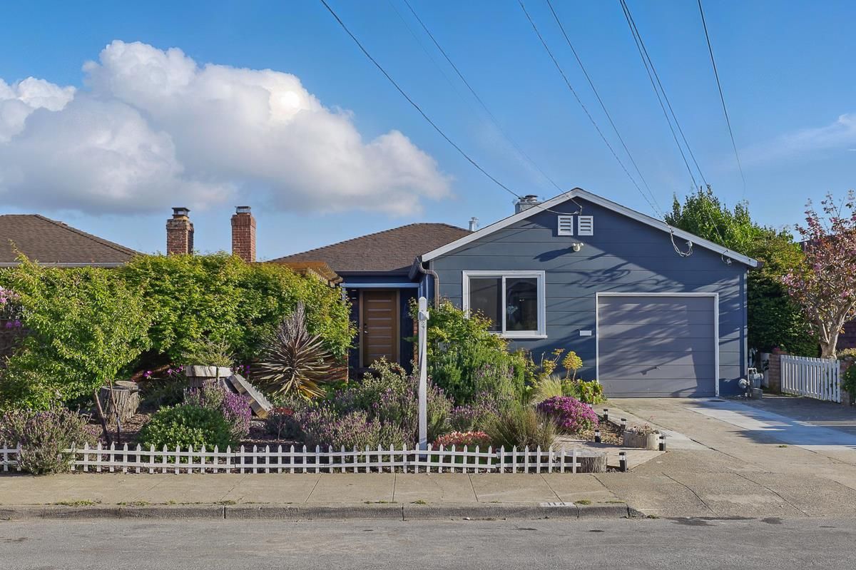 Attached, Exterior, Facade, Ranch