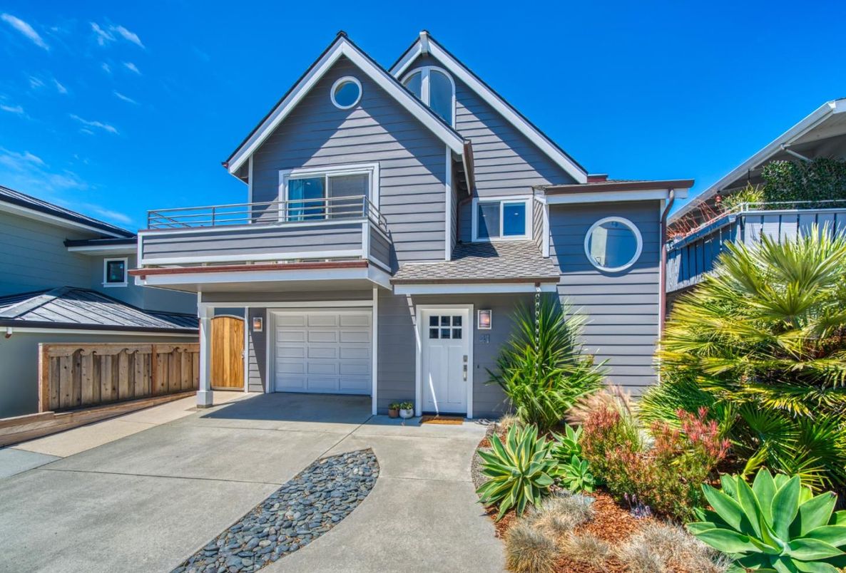 Attached, Exterior, Facade, American Craftsman