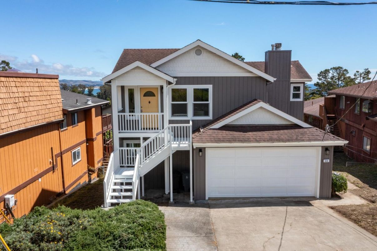 Attached, Exterior, Facade, American Craftsman