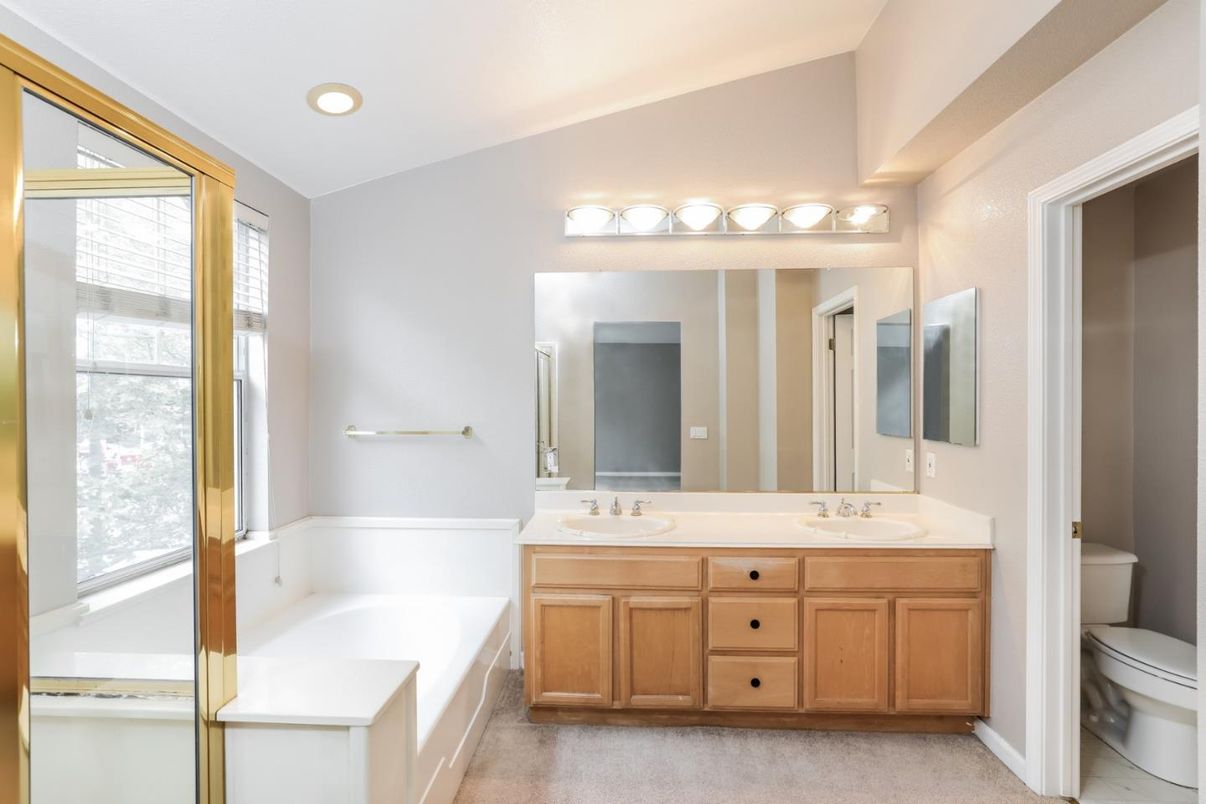 Bathroom, Dual Sink Vanities, Interior, Recessed Lighting
