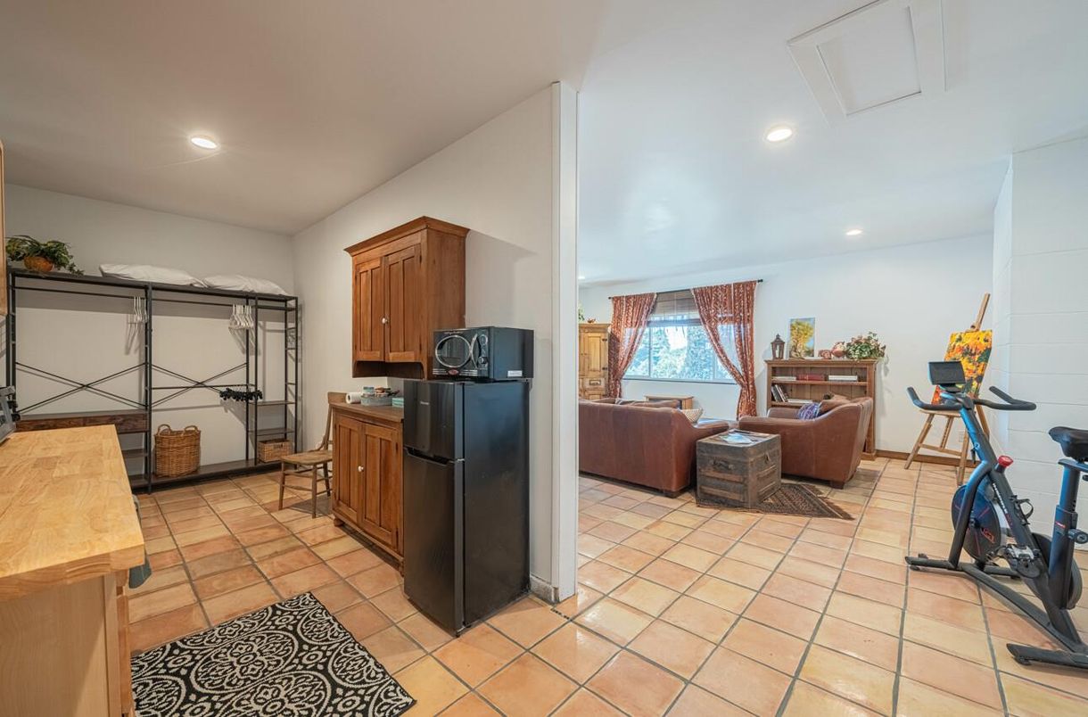 Fitness Equipment, Interior, Living room, Recessed Lighting
